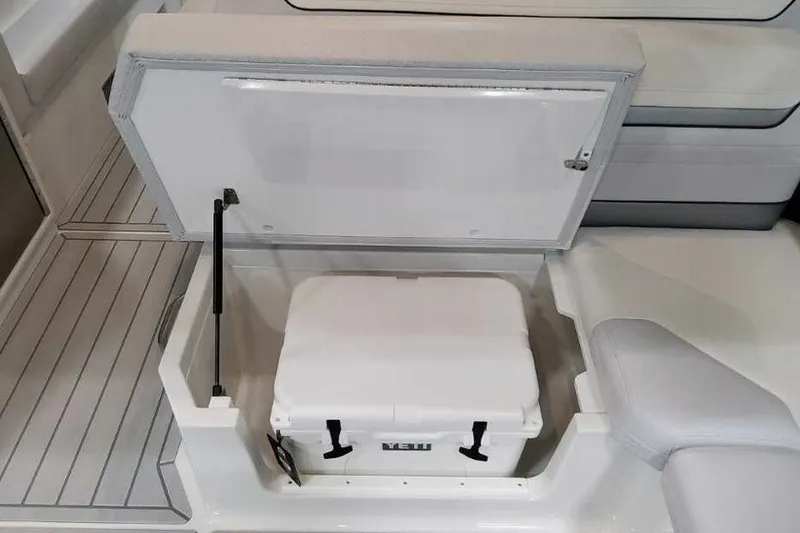 Slide: The Image of Ein weißer Stauraum mit einem Yeti-Kühler im Inneren auf einem Boot. - 28