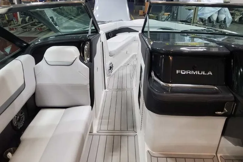 Slide: The Image of Das Bild zeigt das Cockpit eines Formula 360 Crossover Bowrider I/O von 2027 mit weißen Polstern und grauen Akzenten. - 38