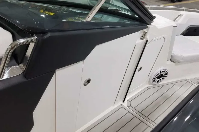 Slide: The Image of Das Bild zeigt das Deck eines Formula 360 Crossover Bowrider I/O von 2027 mit eleganten Linien und modernen Details. - 39