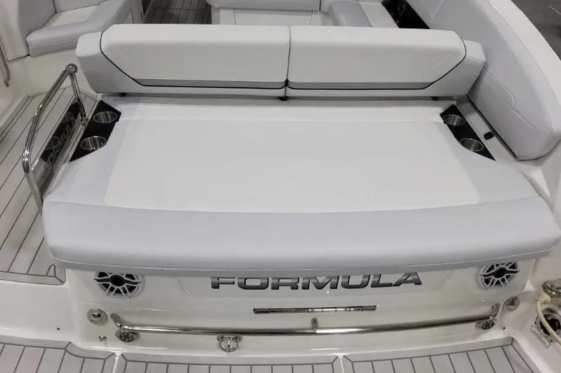 Slide: The Image of Das Bild zeigt das Heck eines Formula 360 Crossover Bowrider I/O mit gepolsterten Sitzen und Getränkehaltern. - 16