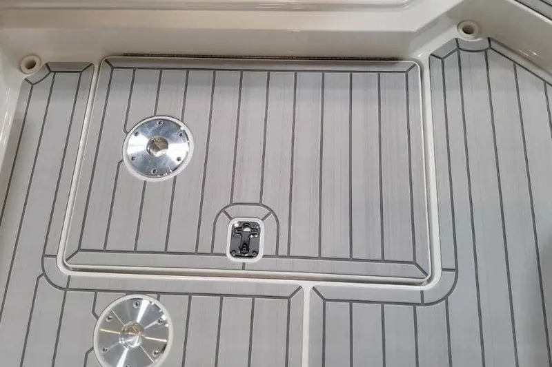 Slide: The Image of Das Bild zeigt das Deck eines Bootes mit grauen Planken und Metallbeschlägen. - 24