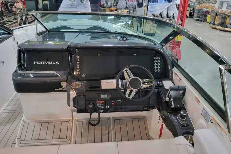 Slide: The Image of Das Bild zeigt das Cockpit eines Formula 360 Crossover Bowrider I/O von 2027 mit modernen Instrumenten und einem eleganten Lenkrad. - 37