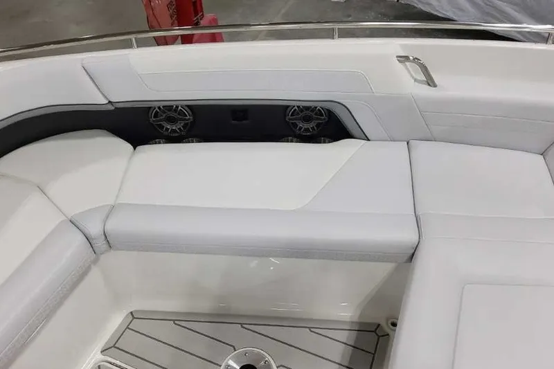 Slide: The Image of Die Formel 360 Crossover Bowrider I/O von 2027 zeigt eine luxuriöse, gepolsterte Sitzfläche mit Lautsprechern. - 49