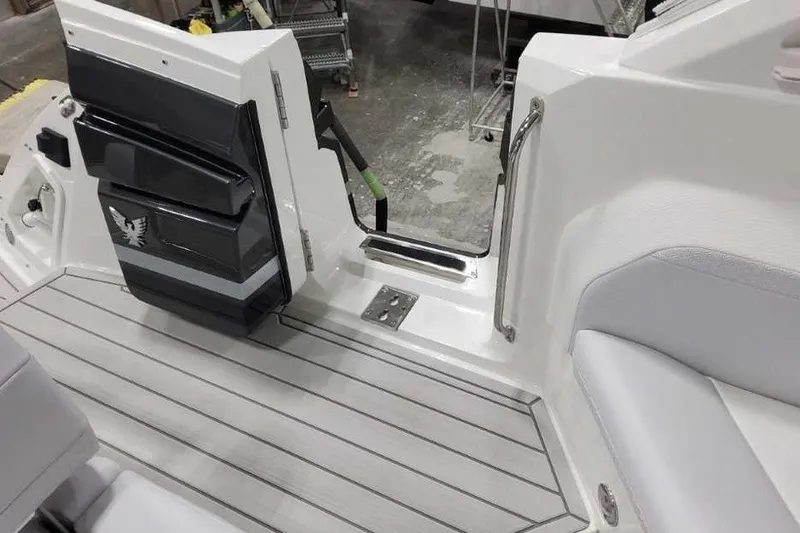 Slide: The Image of Die Aufnahme zeigt das Cockpit eines 2027er Formula 360 Crossover Bowrider I/O mit grauem Bodenbelag. - 15
