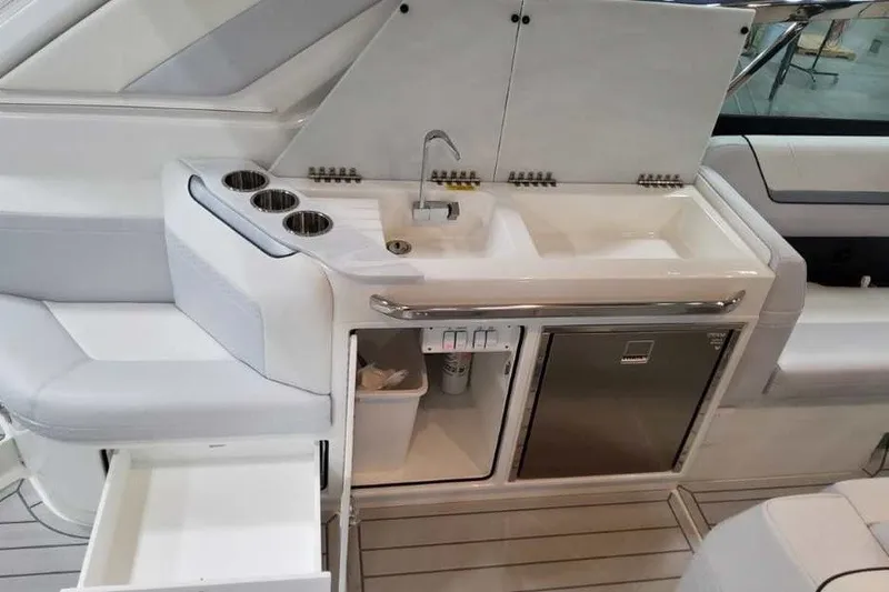 Slide: The Image of Die Küche an Bord der Formula 360 Crossover Bowrider I/O von 2027 zeigt eine Spüle, Schränke und einen Kühlschrank. - 30