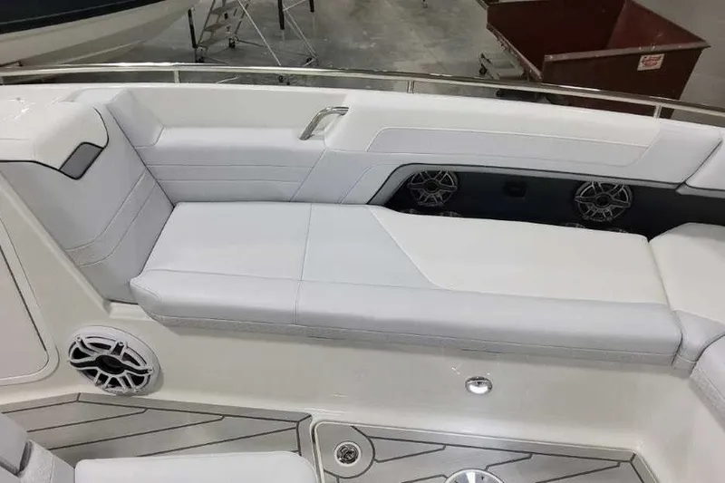 Slide: The Image of Die Formula 360 Crossover Bowrider I/O von 2027 zeigt eine luxuriöse, gepolsterte Sitzbank mit Lautsprechern. - 45