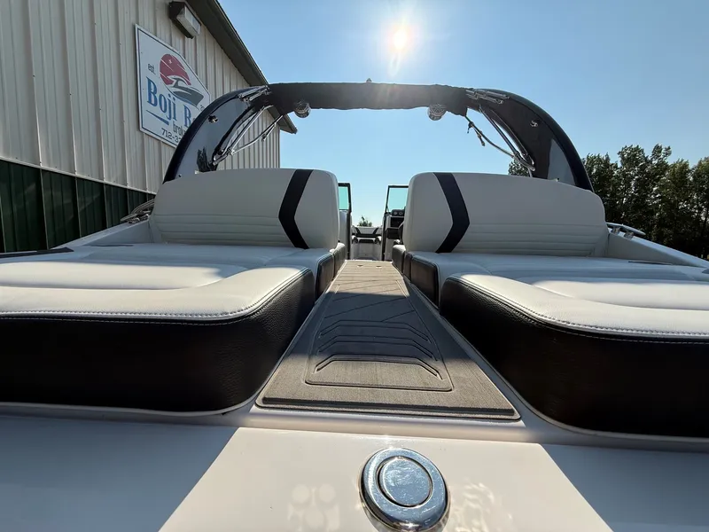 Slide: The Image of Regal 2500 RX Bowrider 2017 - 9