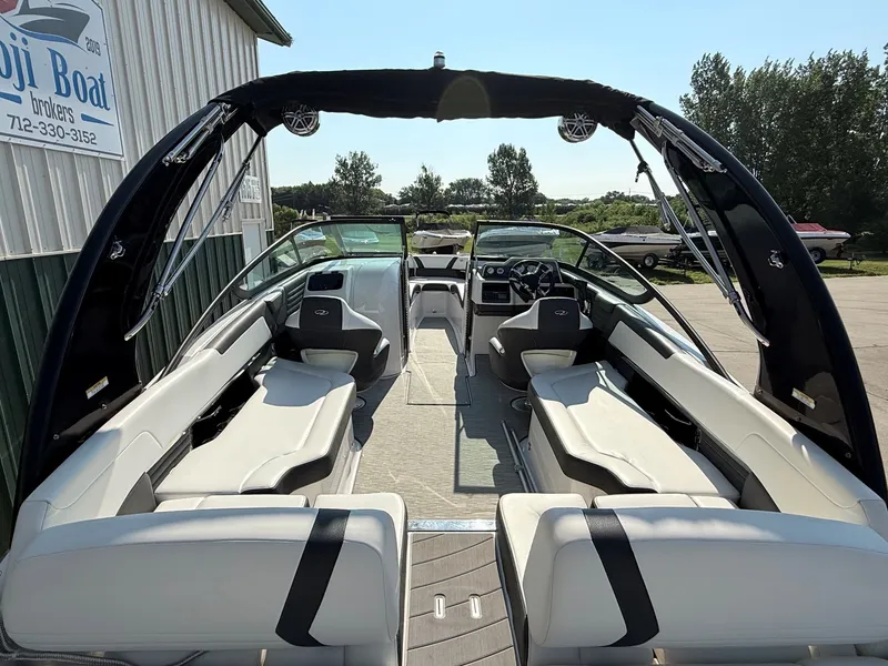 Slide: The Image of Regal 2500 RX Bowrider 2017 - 40