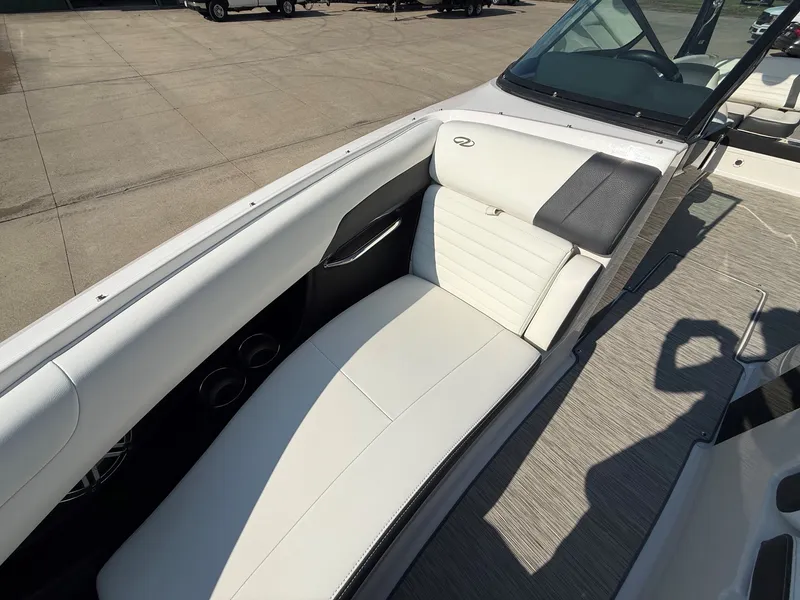 Slide: The Image of Regal 2500 RX Bowrider 2017 - 14