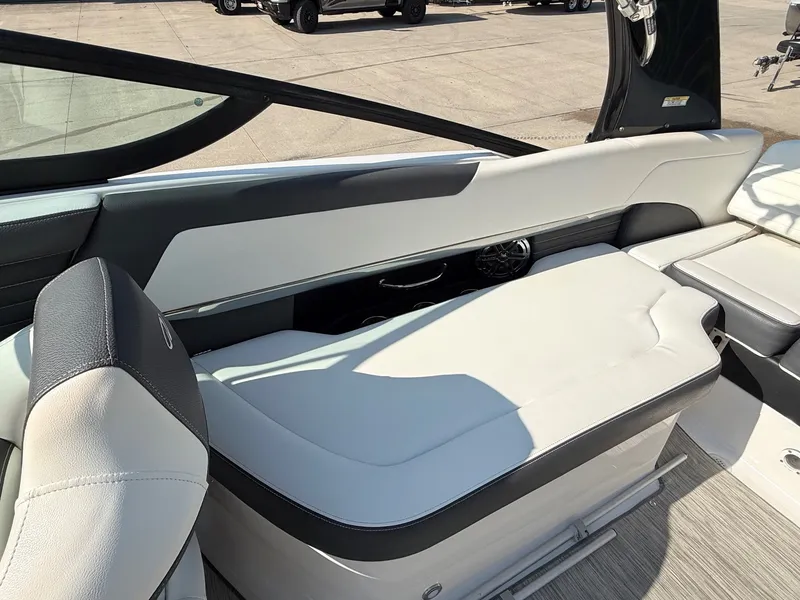 Slide: The Image of Regal 2500 RX Bowrider 2017 - 28