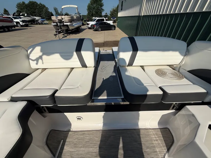 Slide: The Image of Regal 2500 RX Bowrider 2017 - 30