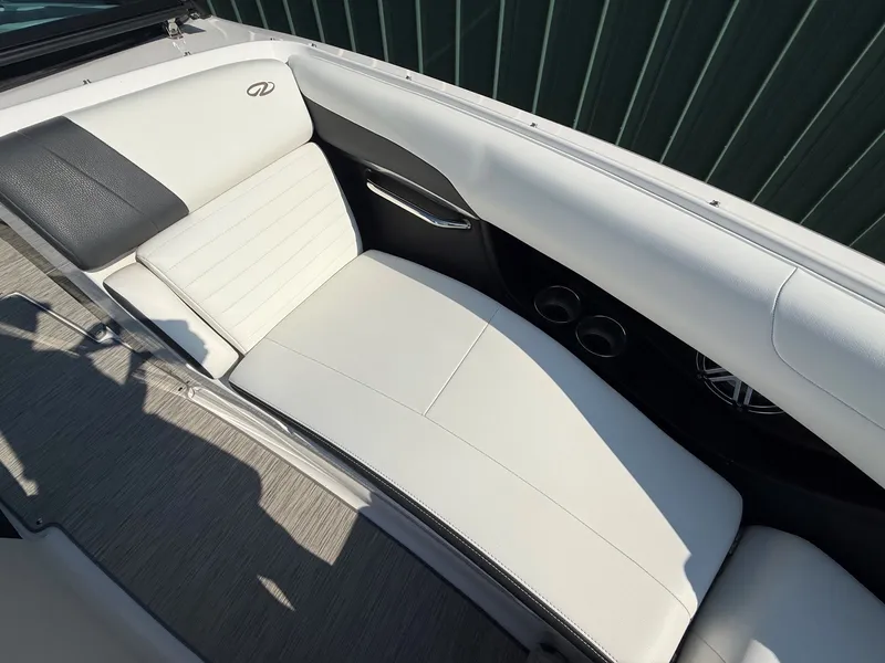 Slide: The Image of Regal 2500 RX Bowrider 2017 - 15