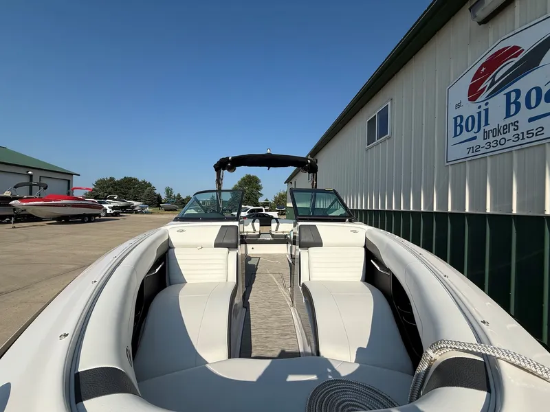 Slide: The Image of Regal 2500 RX Bowrider 2017 - 4