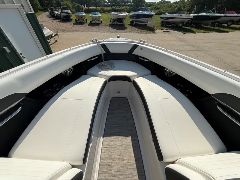 Slide: The Image of Regal 2500 RX Bowrider 2017 - 12