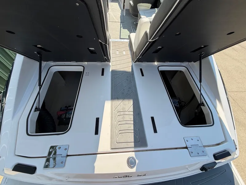 Slide: The Image of Regal 2500 RX Bowrider 2017 - 35