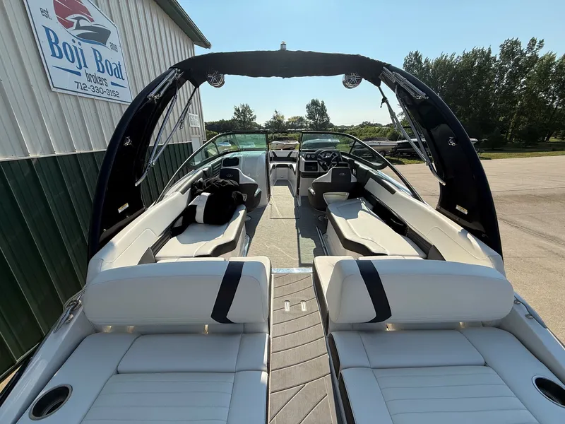 Slide: The Image of Regal 2500 RX Bowrider 2017 - 11