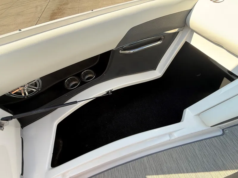 Slide: The Image of Regal 2500 RX Bowrider 2017 - 16