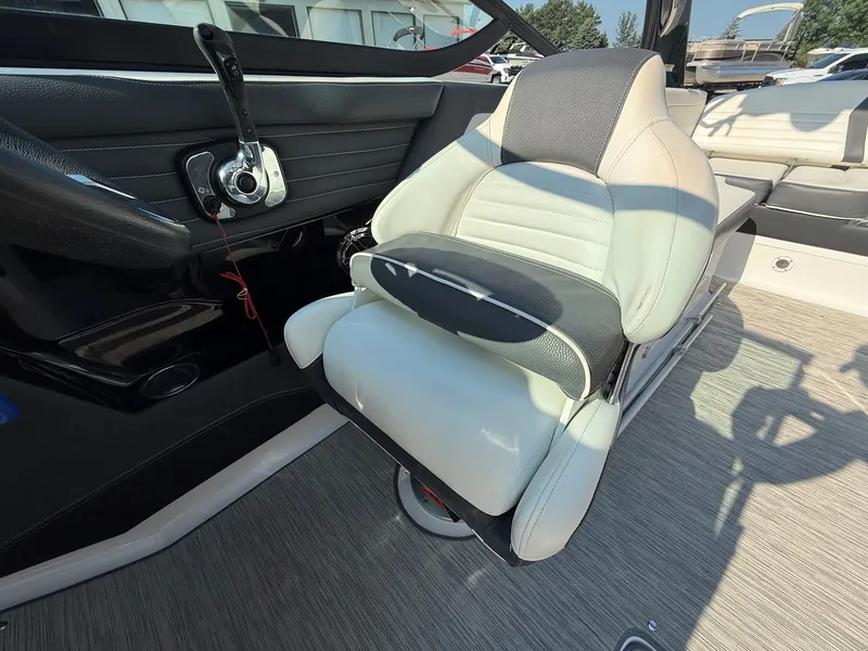 Slide: The Image of Regal 2500 RX Bowrider 2017 - 21