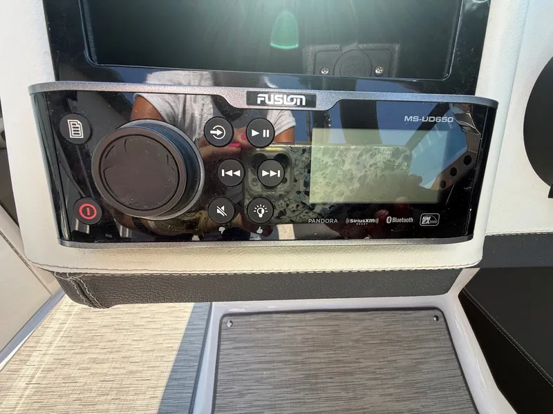 Slide: The Image of Regal 2500 RX Bowrider 2017 - 20