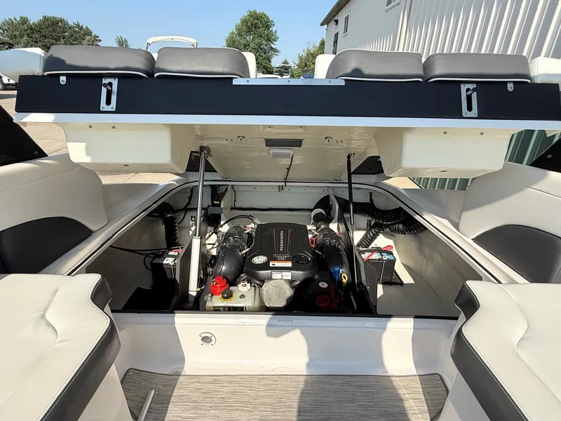 Slide: The Image of Regal 2500 RX Bowrider 2017 - 38