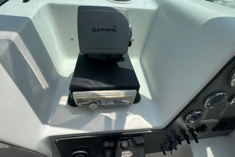 Slide: The Image of Garmin GPS and stereo system on 2002 Wellcraft 220 Coastal boat dashboard. - 10