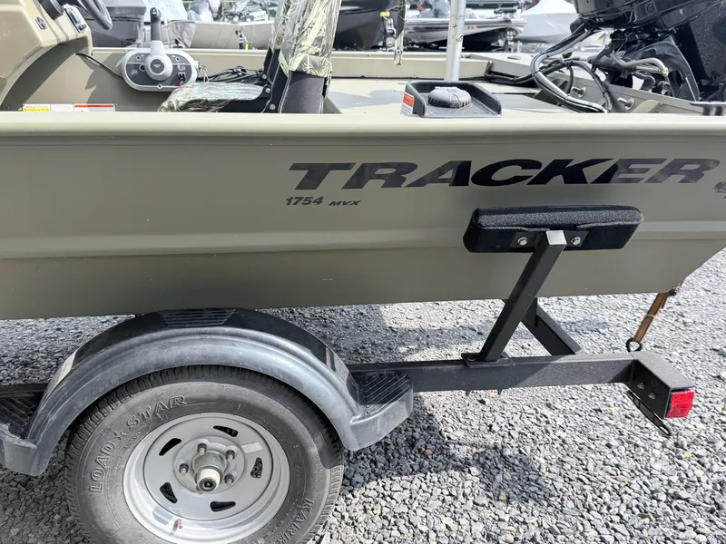Slide: The Image of Tracker Grizzly 1754 SC 2024 - 18