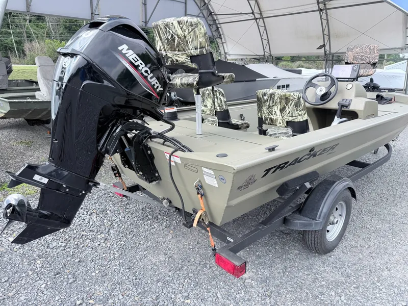 Slide: The Image of Tracker Grizzly 1754 SC 2024 - 14