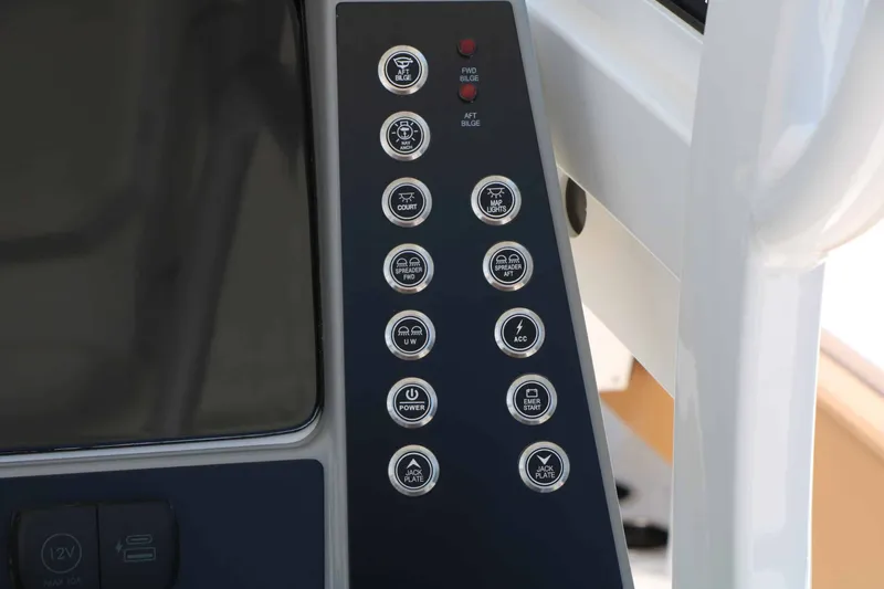 Slide: The Image of Robalo 266 Cayman 2026 - 62