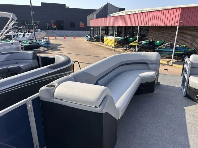 Slide: The Image of Lowe SS 270 EWT TLX 2024 - 24