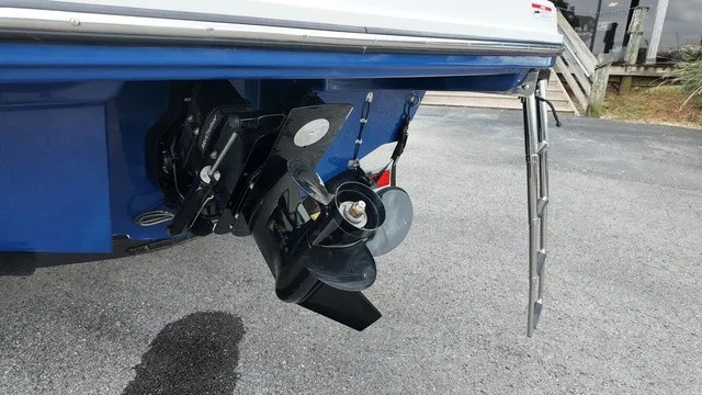 Slide: The Image of Bayliner VR6 Bowrider 2023 - 13