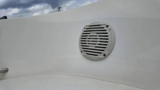 Slide: The Image of Bayliner VR6 Bowrider 2023 - 18