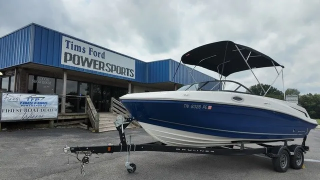 The Image of Bayliner VR6 Bowrider 2023 - 1