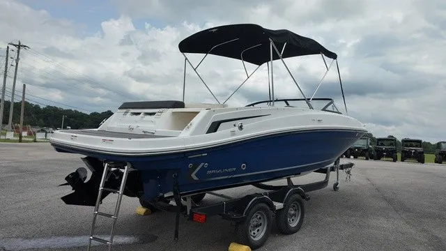 Slide: The Image of Bayliner VR6 Bowrider 2023 - 5