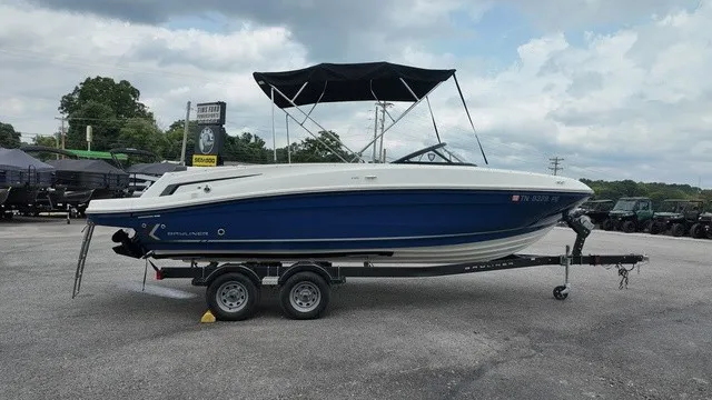 Slide: The Image of Bayliner VR6 Bowrider 2023 - 6