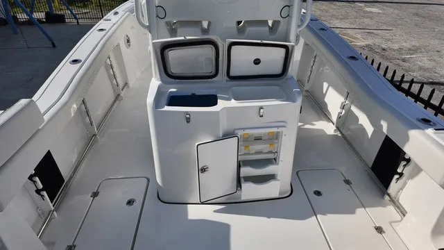 Slide: The Image of Tidewater 282 CC Adventure 2027 - 13
