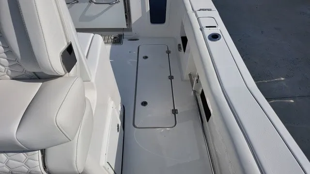 Slide: The Image of Tidewater 282 CC Adventure 2027 - 10