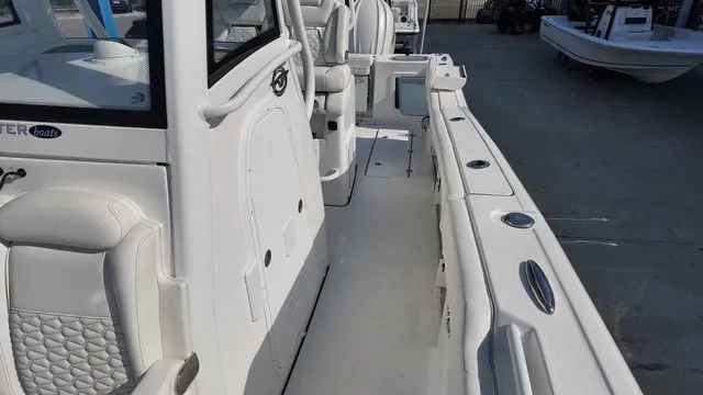 Slide: The Image of Tidewater 282 CC Adventure 2027 - 18