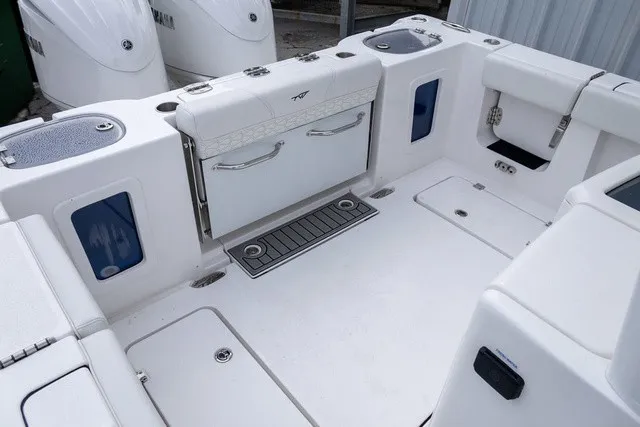 Slide: The Image of Tidewater 282 CC Adventure 2027 - 25