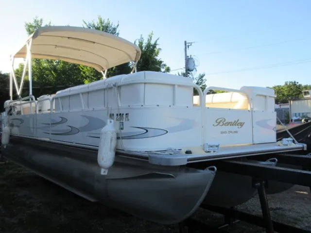 The Image of Bentley Pontoons 243 Cruise Tritoon / 2006 Mercury 150 Ou 2006 - 1