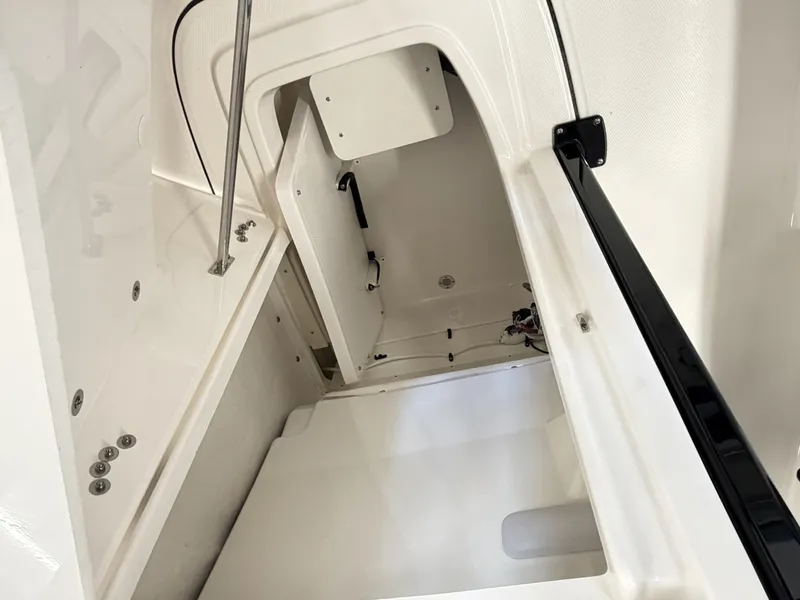 Slide: The Image of Robalo 226 Cayman 2027 - 15