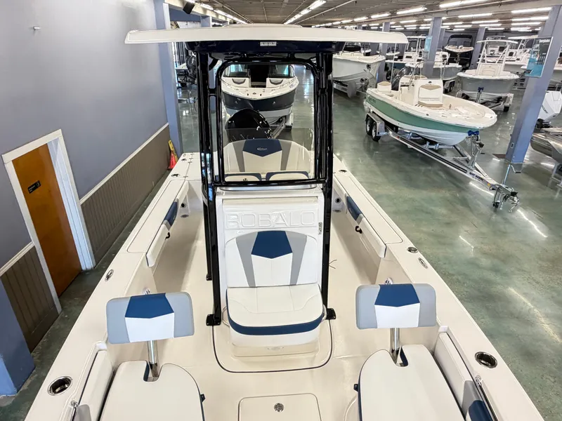 Slide: The Image of Robalo 226 Cayman 2027 - 14