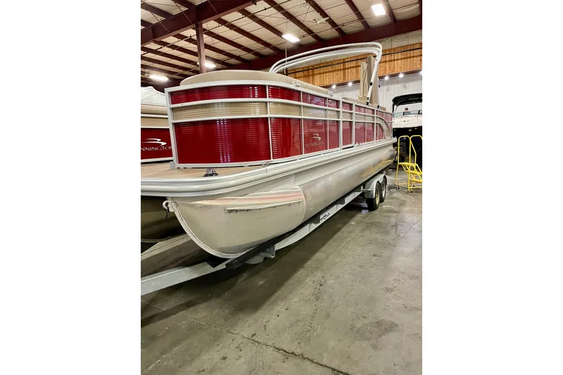 Slide: The Image of 2022 Bennington L 25 FISHING SSAPG pontoon boat in indoor storage. - 3