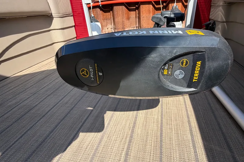 Slide: The Image of Minn Kota Terrova motor on 2022 Bennington L 25 FISHING SSAPG boat deck. - 24