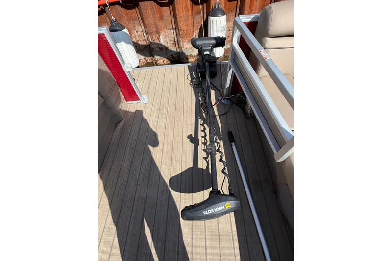 Slide: The Image of 2022 Bennington L 25 FISHING SSAPG boat deck with Minn Kota trolling motor. - 23
