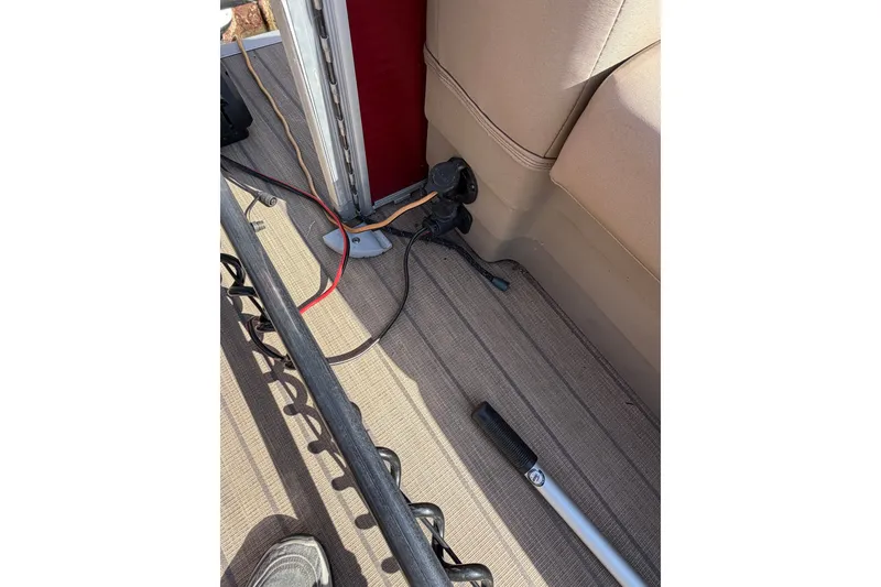 Slide: The Image of Interior view of a 2022 Bennington L 25 FISHING SSAPG boat, showing seating and equipment. - 22