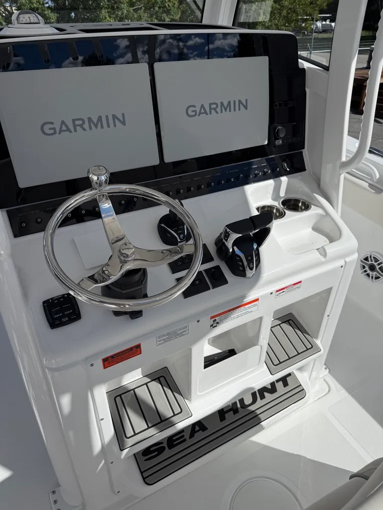 Slide: The Image of Sea Hunt Ultra 285 CB 2026 - 10