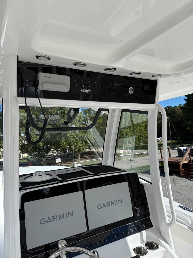 Slide: The Image of Sea Hunt Ultra 285 CB 2026 - 11