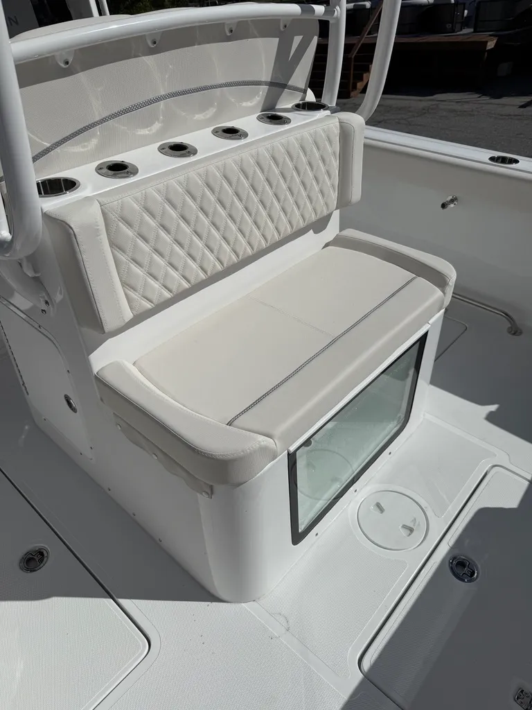 Slide: The Image of Sea Hunt Ultra 285 CB 2026 - 12