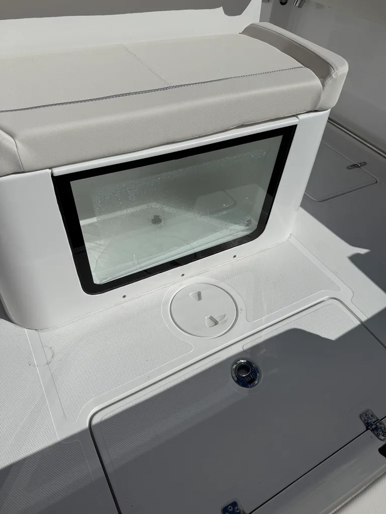 Slide: The Image of Sea Hunt Ultra 285 CB 2026 - 13