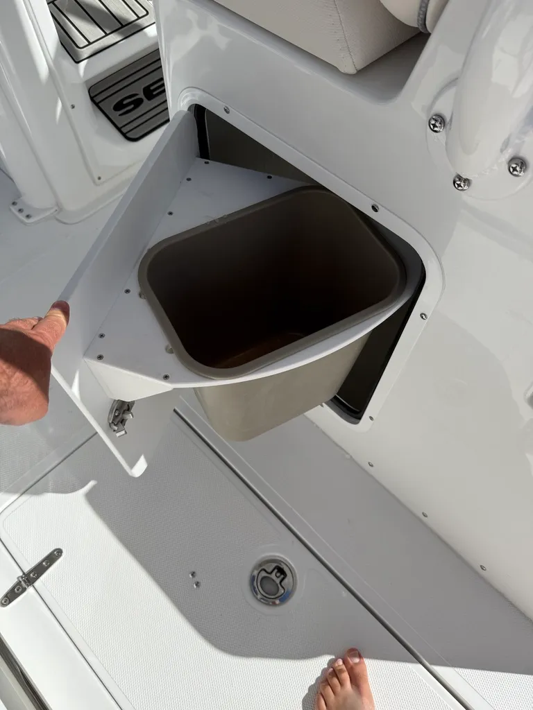 Slide: The Image of Sea Hunt Ultra 285 CB 2026 - 14